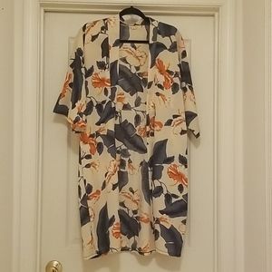 NWOT Beautiful!! Blue and cream flowered kimono